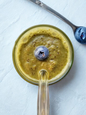 Low Histamine Green Smoothie in a glass, showcasing a healthy green drink ideal for those on a low histamine diet.