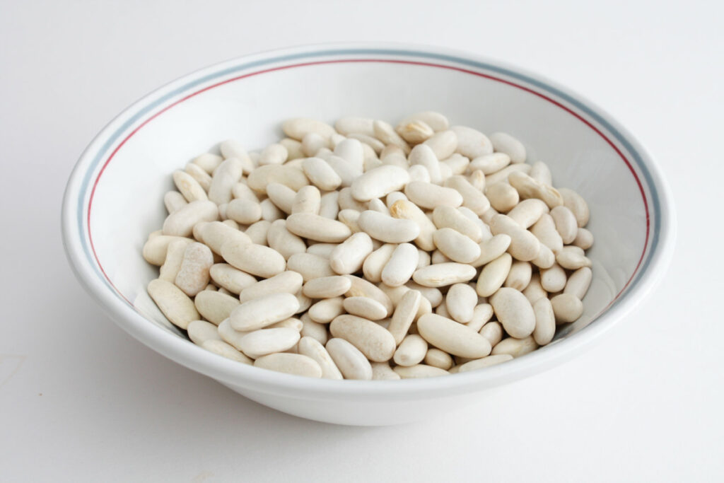 A bowl of cannellini beans.