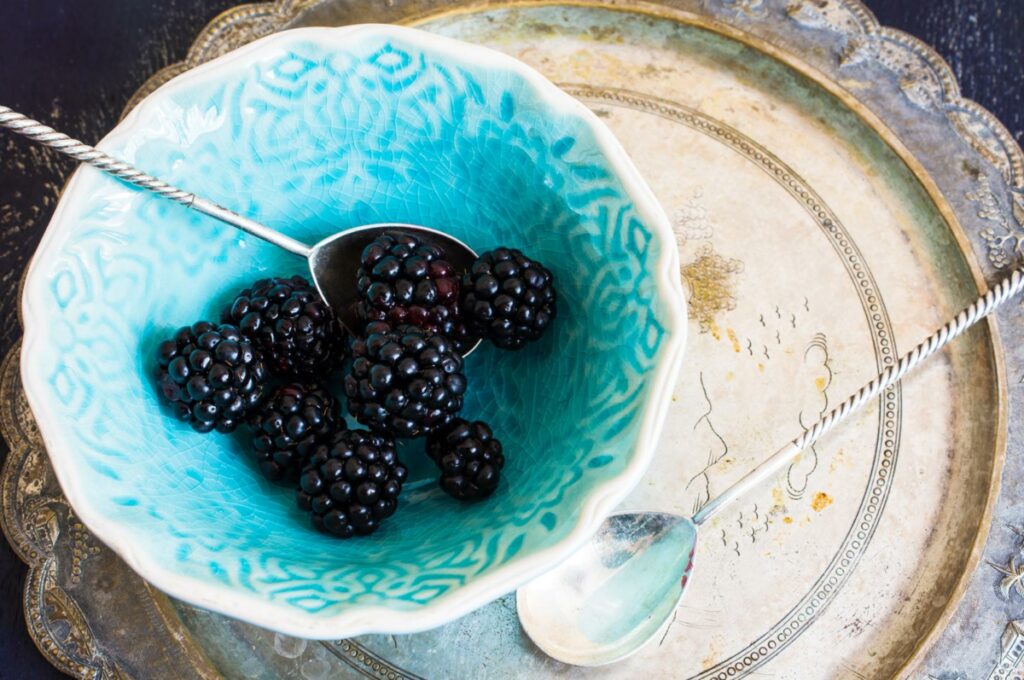 A bowl of ripe blackberries.