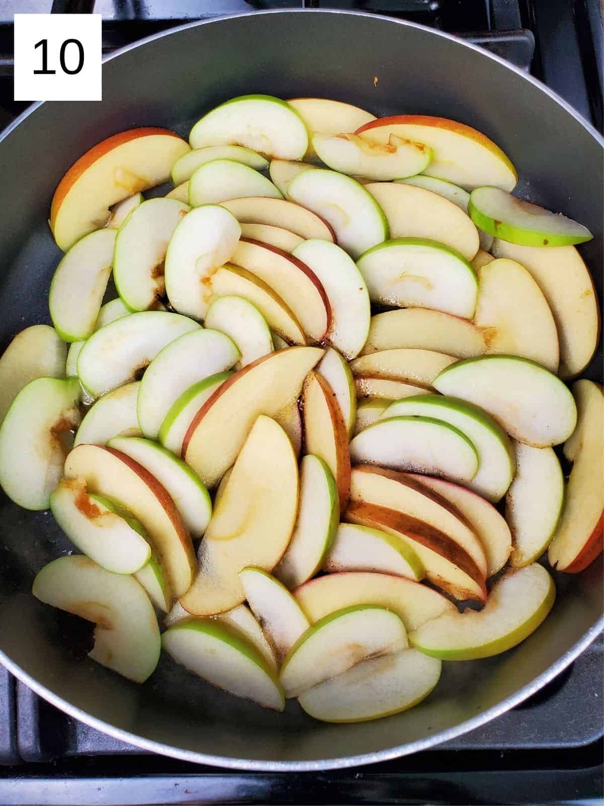 evenly cut slices of apples layered in a pan.