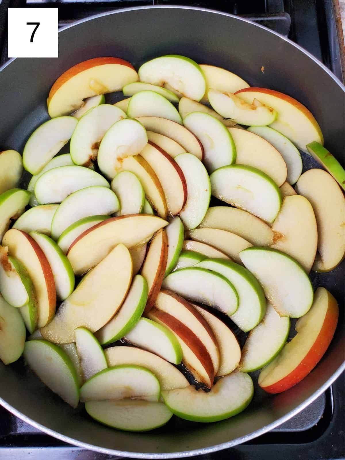 evenly cut slices of apples layered in a pan.