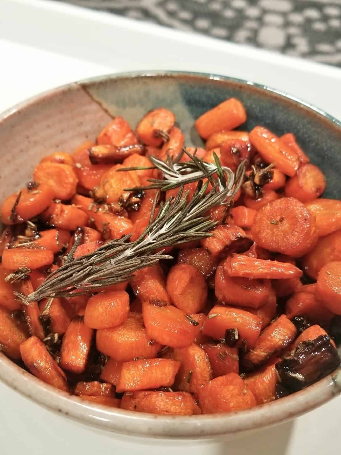 Baked Garlic & Rosemary Carrots With Maple Glaze (Vegan) Low