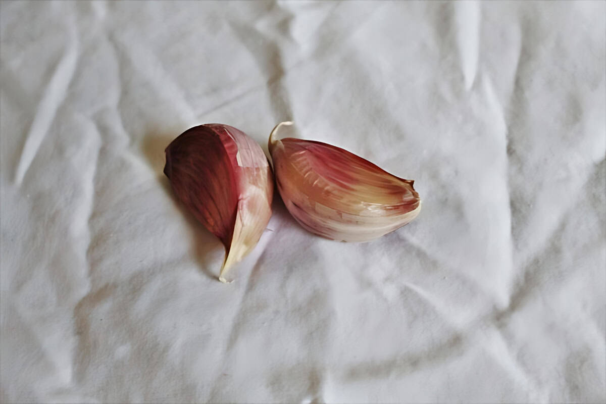 A pair of garlic cloves.