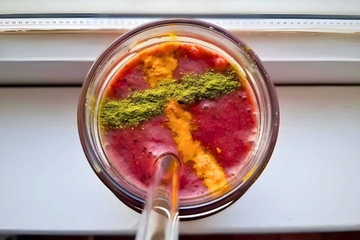 a bright low histamine smoothie in a glass.